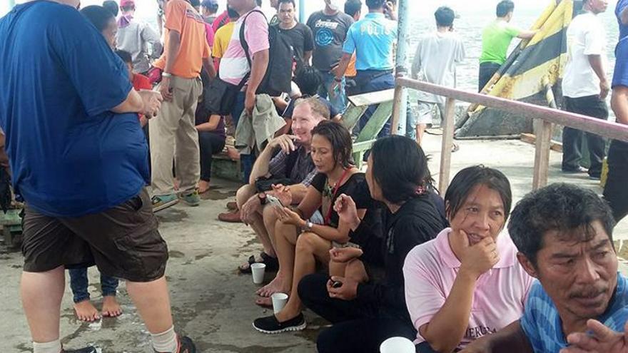 Sobrevivientes de un ferry de pasajeros que se hundió en aguas turbulentas lloran después de llegar al muelle en Ormoc City, centro de Filipinas
