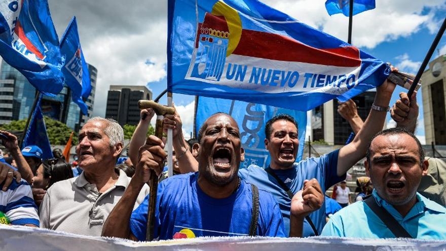 Los activistas de la oposición de Venezuela mantienen una manifestación pacífica contra la delincuencia y la escasez en el país, en Caracas, el 8 de agosto de 2015.