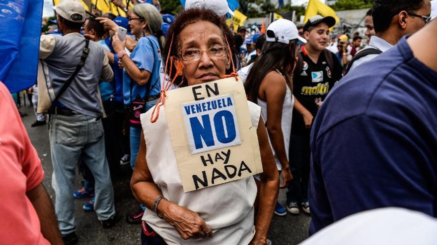 Los activistas de la oposición de Venezuela mantienen una manifestación pacífica contra la delincuencia y la escasez en el país, en Caracas, el 8 de agosto de 2015.
