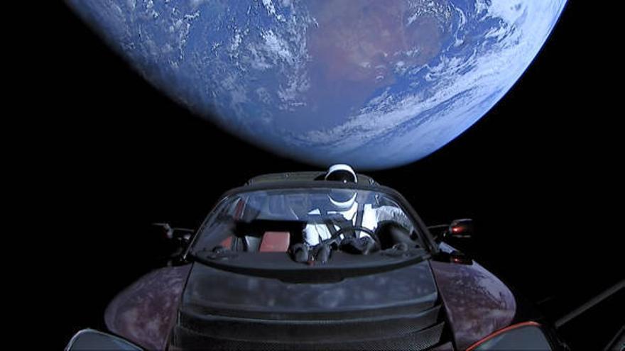 El automóvil Tesla Roadster que recorre el espacio