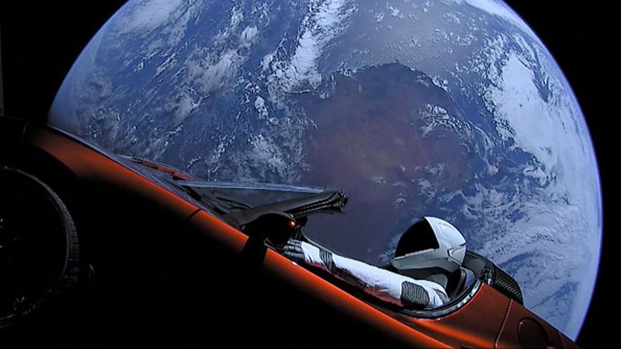 El automóvil Tesla Roadster que recorre el espacio