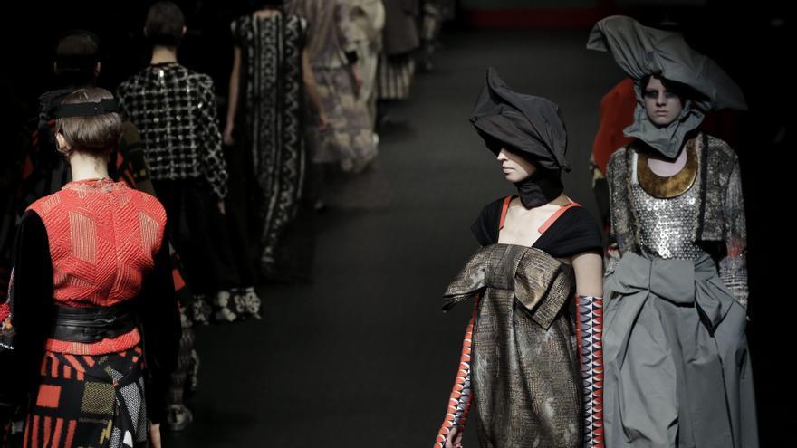 El escaparate de moda nipón se celebra del 14 al 19 de marzo. Creaciones de la colección otoño-invierno 2016 de la diseñadora japonesa Hiroko Koshino