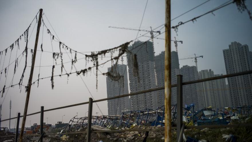 Las explosiones en una importante ciudad portuaria china mataron al menos 44 personas e hirieron a más de 500, dejando un devastado paisaje de edificios y coches.