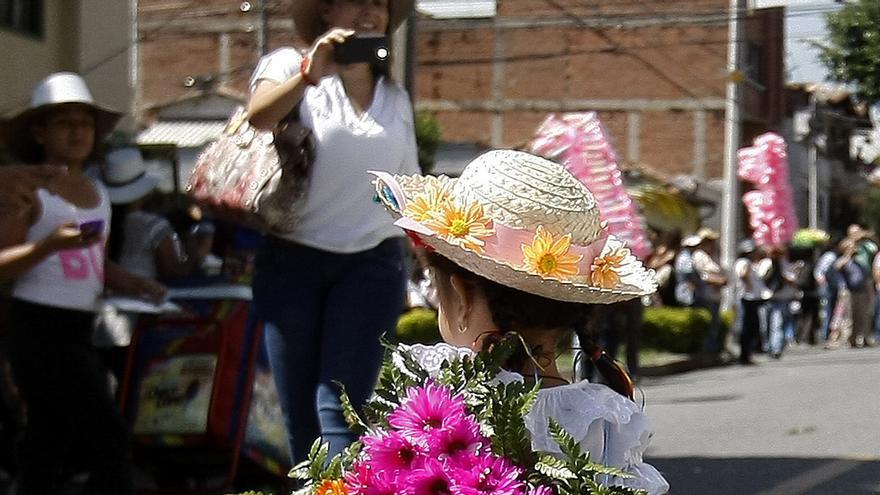 Un grupo de niños participa el sábado 1 de agosto de 2015, en el desfile de silleteritos en el marco de la Feria de Las Flores en Medellín, Colombia.