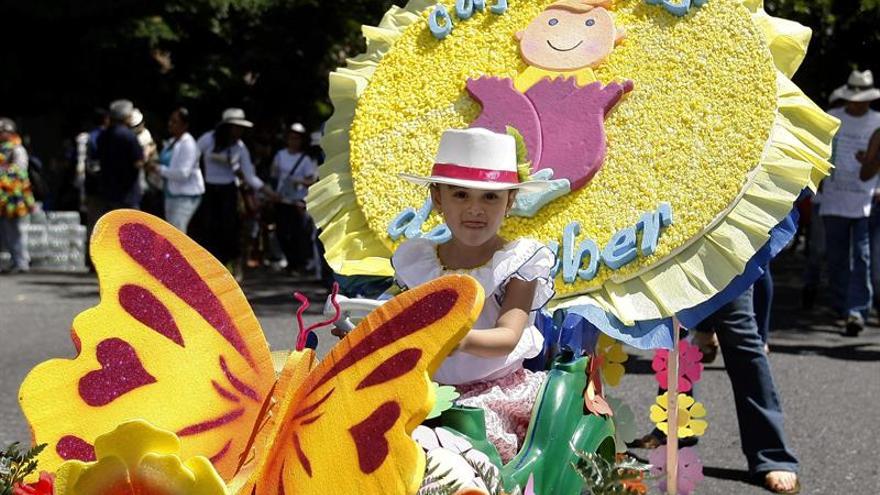 Un grupo de niños participa el sábado 1 de agosto de 2015, en el desfile de silleteritos en el marco de la Feria de Las Flores en Medellín, Colombia.