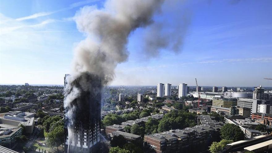 Vista del humo provocado por el incendio declarado en la Torre Grenfell en Lancaster West Estate en Londres(Reino Unido) el 14 de junio de 2017. Hasta el momento el incendio, ha dejado 58 muertos y decenas de heridos.