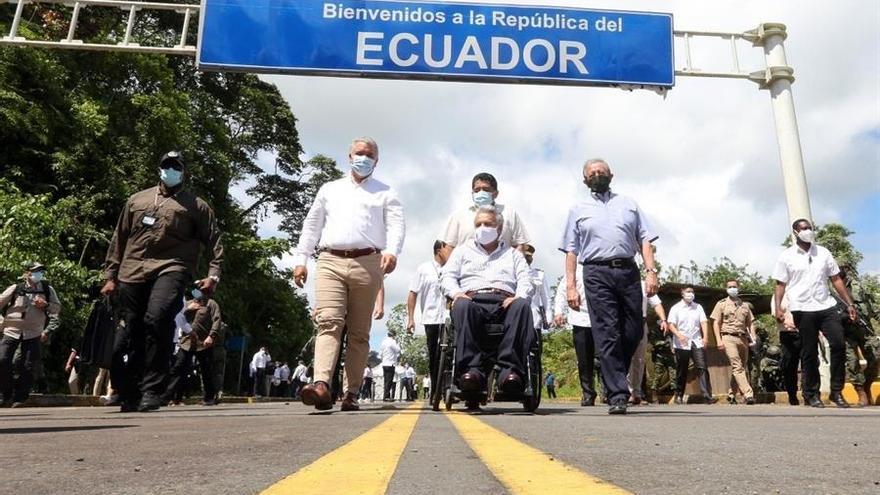 Fotografía cedida por la Presidencia de Ecuador que muestra al presidente de Colombia, Iván Duque (2-i), mientras se reúne con su homólogo ecuatoriano, Lenin Moreno (2-d), durante un encuentro binacional hoy, en Mataje (Ecuador)