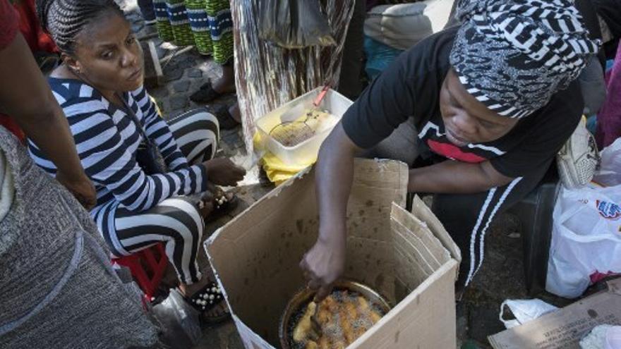 Personas se alimentan en un refugio en África
