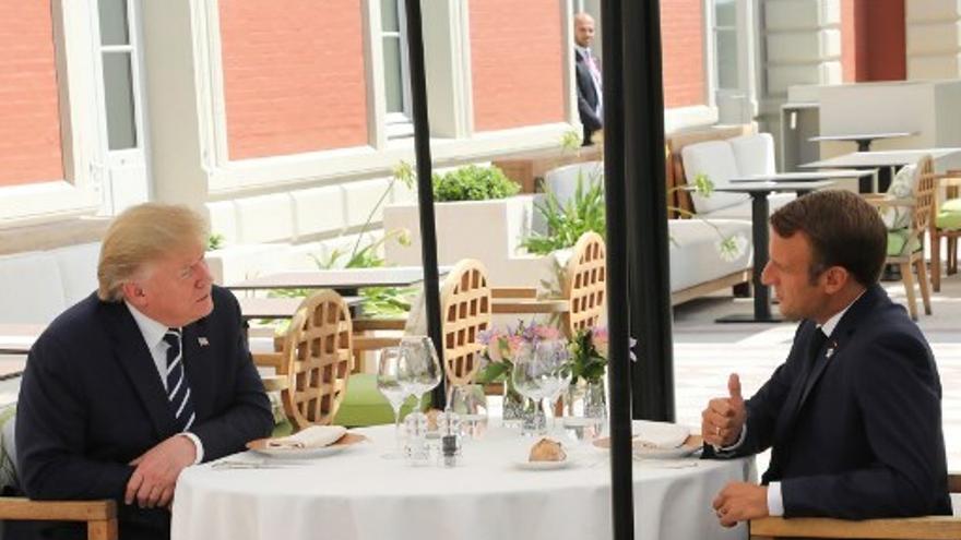 Almuerzo 'improvisado' entre Macron y Trump para romper el hielo antes del G7