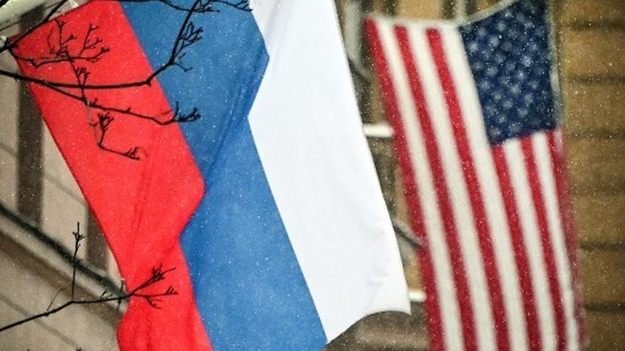 Banderas de Rusia y Estados Unidos