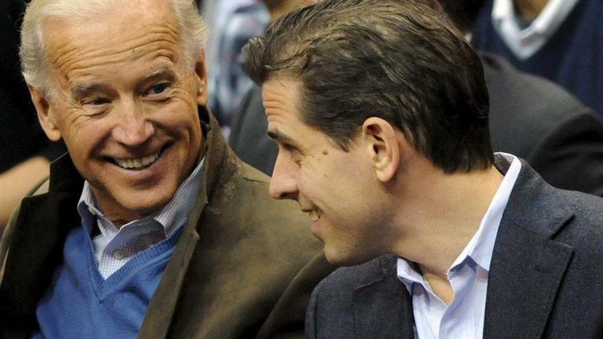 En la imagen, el exvicepresidente y actual aspirante a demócrata a la Casa Blanca Joe Biden (c) y su hijo Hunter Biden.