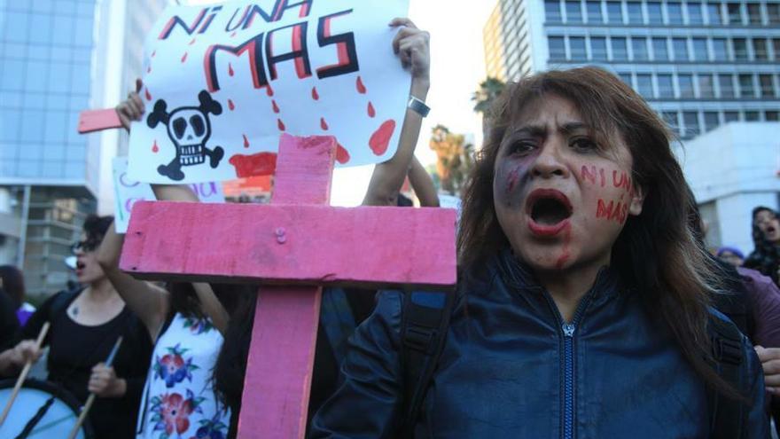 Cientos de mujeres marchan para protestar contra el feminicidio, en Ciudad de México.