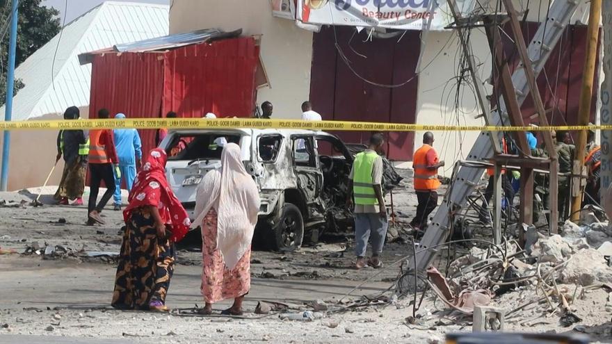 Foto archivo de los daños causados por un coche bomba en Somalia