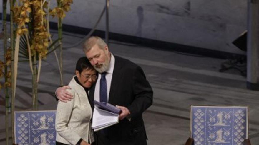 El periodista ruso Dmitri Muratov y la filipina Maria Ressa recogen el Nobel de la Paz