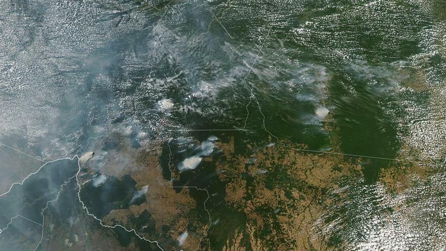 Fotografía tomada el 11 de agosto de 2019 por el Espectrorradiómetro de imágenes de media resolución (MODIS) a bordo del satélite Aqua, y publicada en el servicio terrestre de la NASA, que muestra desde el espacio los focos de incendios forestales en la Amazonía brasileña.