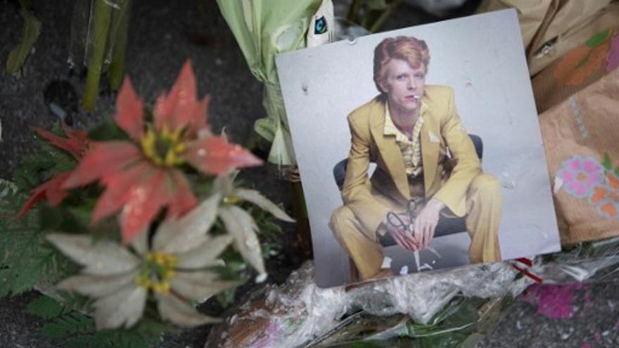 Flores y fotos para rendir tributo a David Bowie