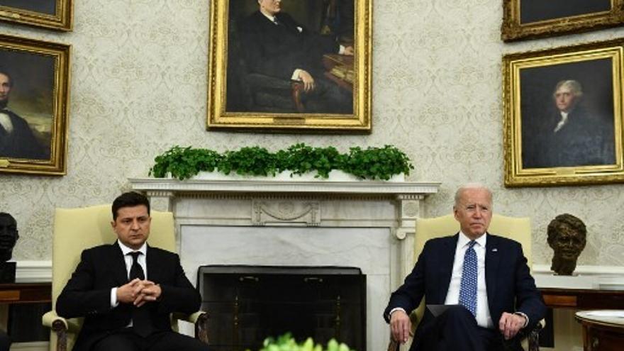 Foto archivo de Biden con su homólogo de Ucrania, Volodimir Zelenski