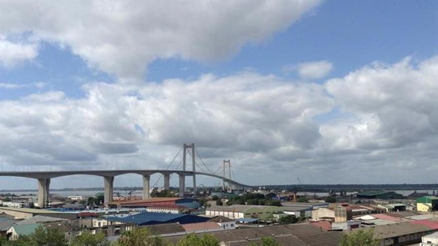 Foto archivo: Mozambique, en el fondo uno de los puentes más largos de África