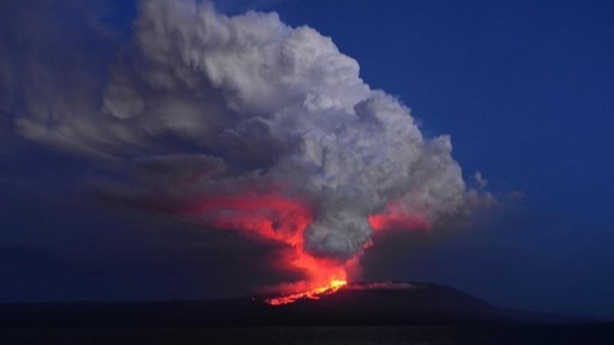 Foto archivo del volcán Wolf en las Galápagos