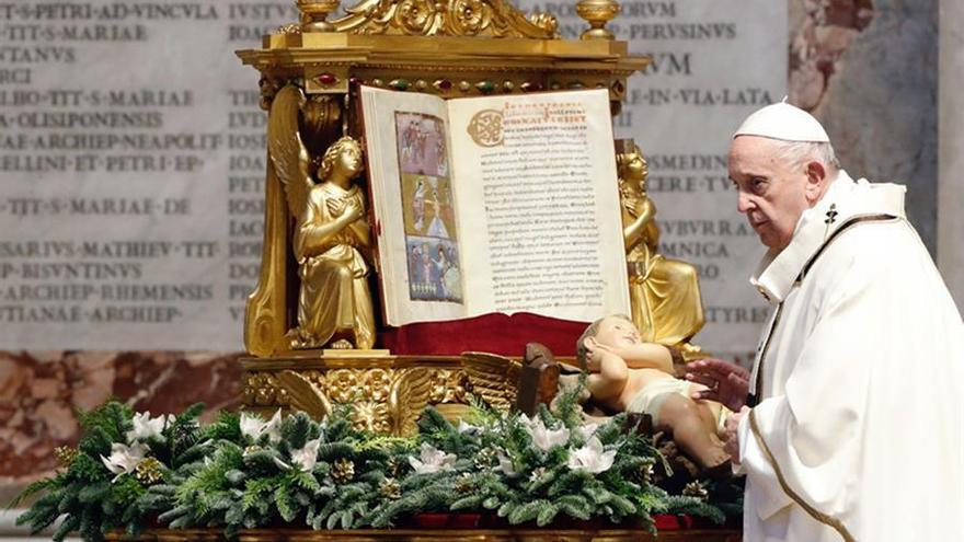 El papa Francisco durante la misa que presidió este miércoles en la Basílica de San Pedro del Vaticano con motivo de la Epifanía