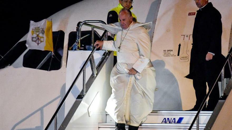 El papa Francisco desciende del avión que lo lleva a Japón para una visita de tres días.