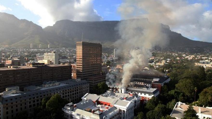 Imagen aérea que muestra el incendio en el parlamento de Sudáfrica