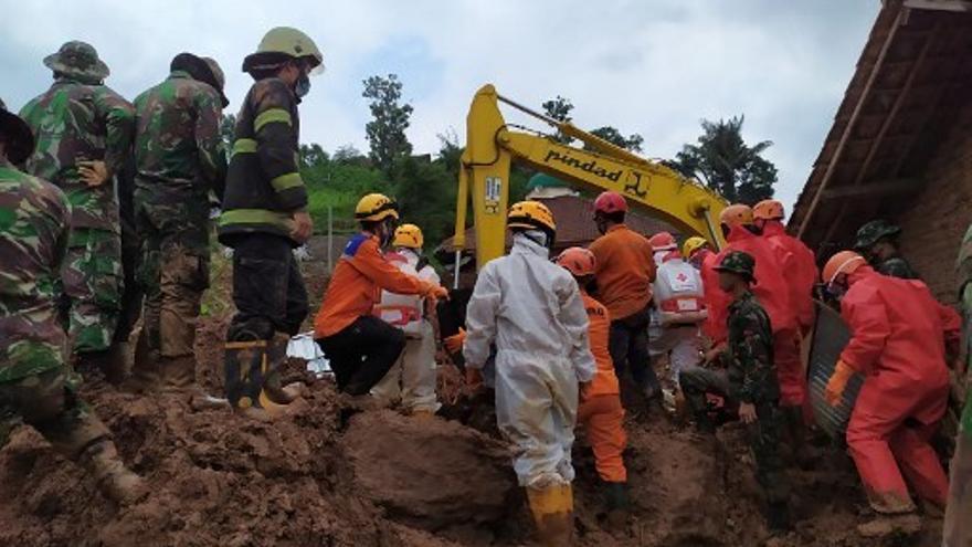 Labores de rescate tras el alud en Indonesia