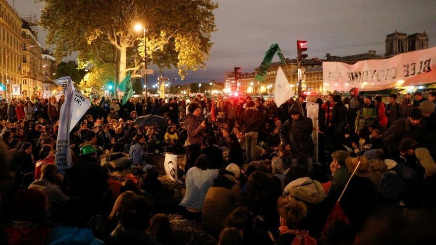 Manifestantes realizan una asamblea ciudadana durante una demostración contra el cambio climático  convocada por el grupo activista  Extinction Rebellion el pasado  viernes en París, Francia.