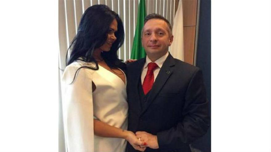 Fotos de la esposa de un ministro brasileño en su despacho 