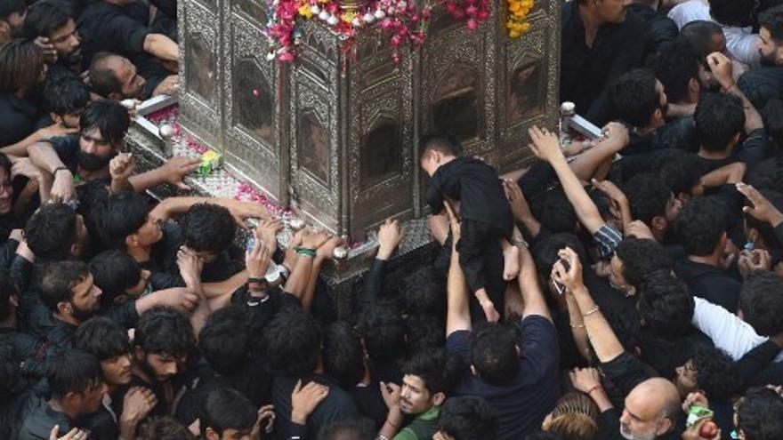 Miles de musulmanes chiitas en la procesión en Pakistán