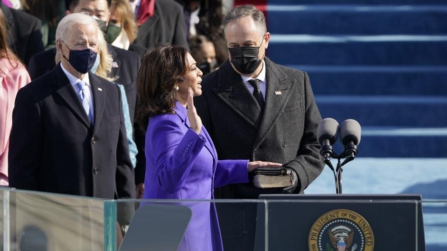 Momento histórico cuando Kamala Harris jura como la primera mujer vicepresidenta de Estados Unidos.