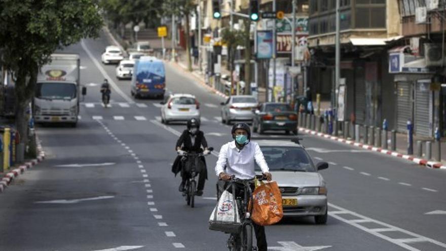 Motorizados y conductores circulan por avenidas de Israel