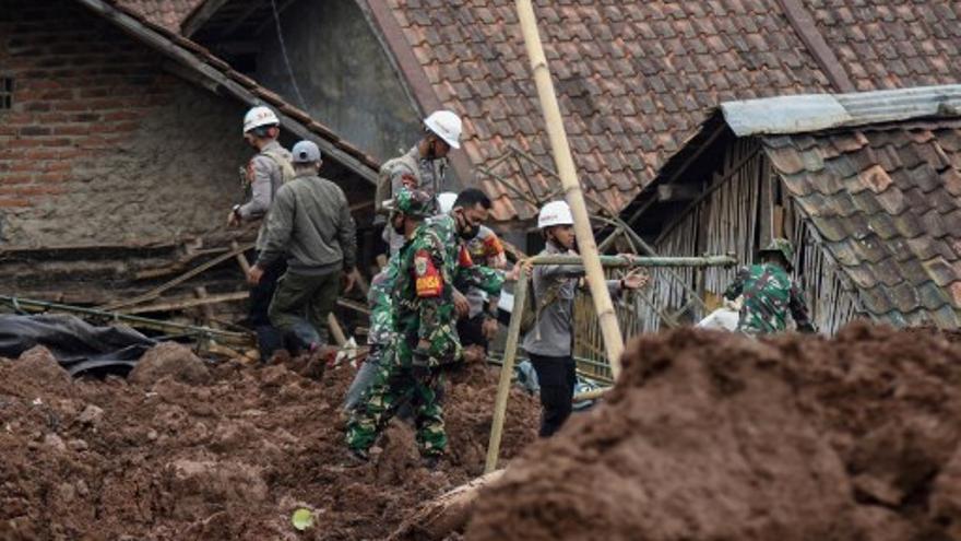 Once muertos y numerosos desaparecidos en dos aludes en Indonesia