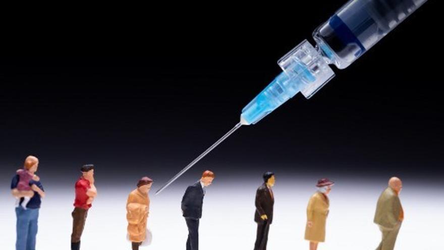 Pequeñas figuras forman fila simulando el proceso de vacunación contra la COVID-19