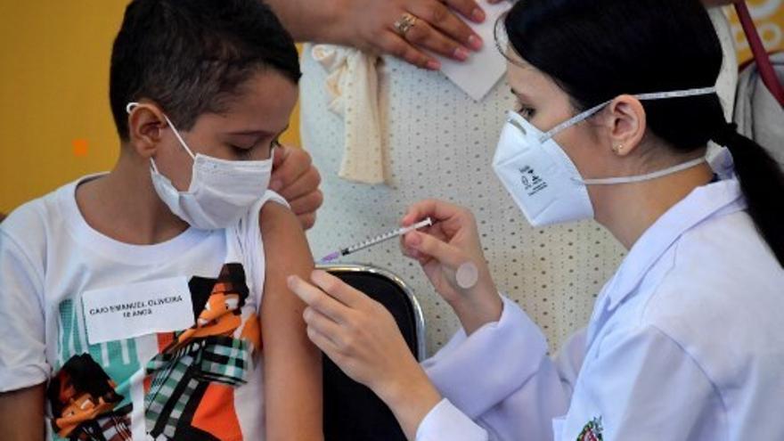 Personal médico vacuna a niños en Brasil