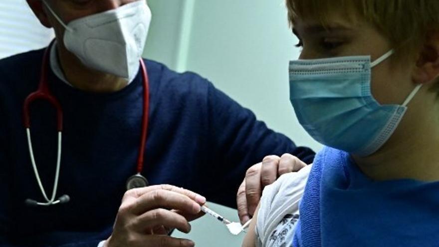 Personal sanitario en Alemania aplica la vacuna a un niño