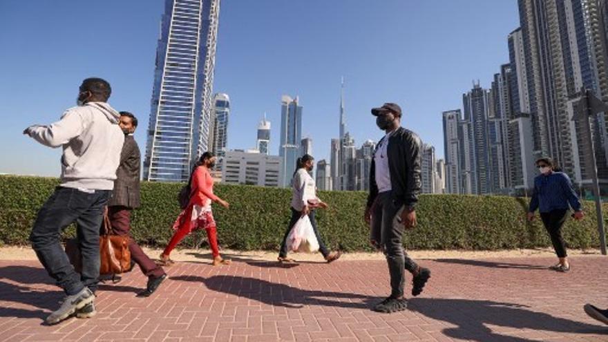 Personas se dirigen a sus trabajos en Dubái