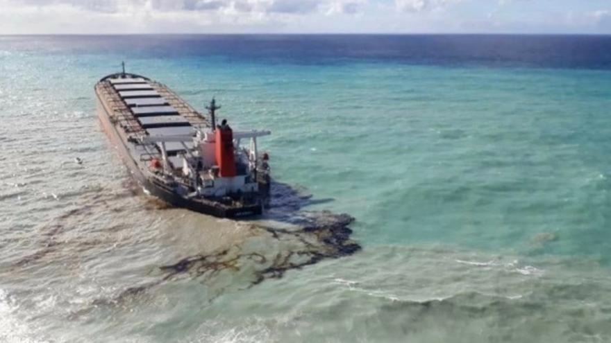 Rotura en un barco panameño causa vertido de petróleo en costa de Mauricio