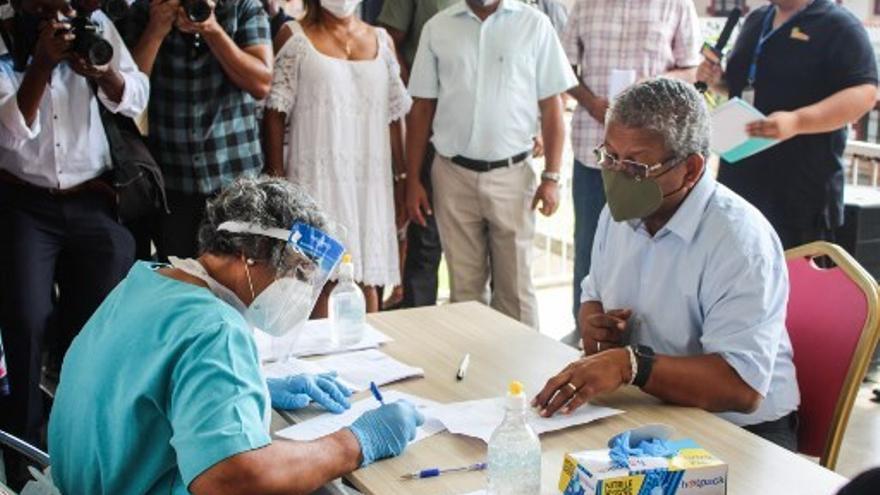 Seychelles optó por la vacuna china producida por el laboratorio público Sinopharm.