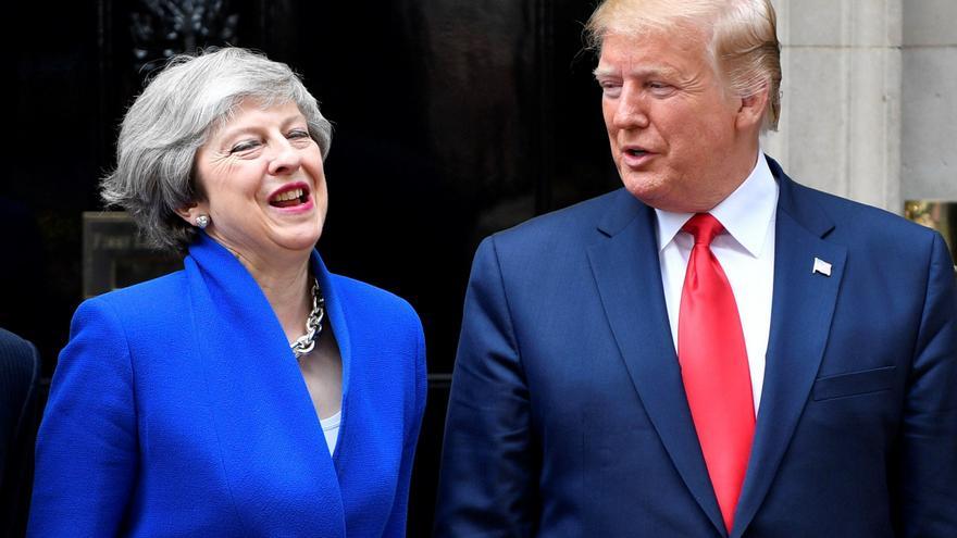 La primera ministra británica, Theresa May, recibe al presidente de Estados Unidos, Donald Trump, frente al 10 de Downing Street
