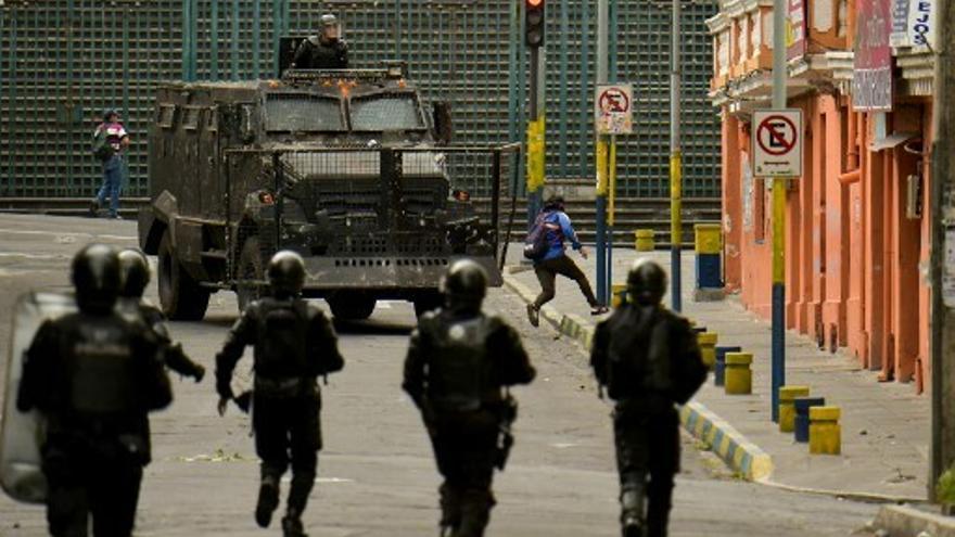 Transportistas de Ecuador cesan huelga tras disturbios por el alza de combustibles