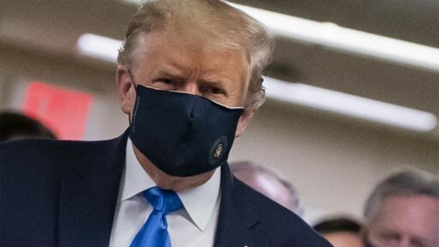 Trump se pone mascarilla mientras se aceleran los contagios por coronavirus en el mundo
