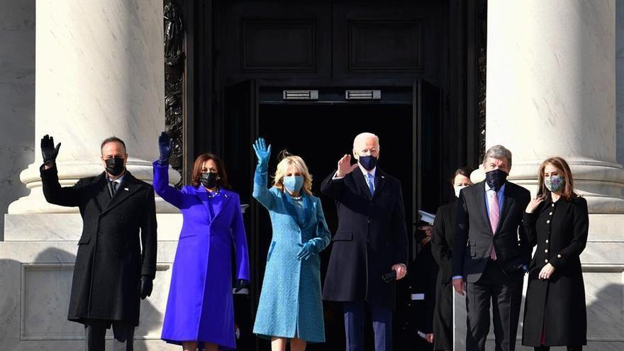 El presidente electo de Estados Unidos Joe Biden y la vicepresidenta electa Kamala Harris, saludan en la entrada del Capitolio.