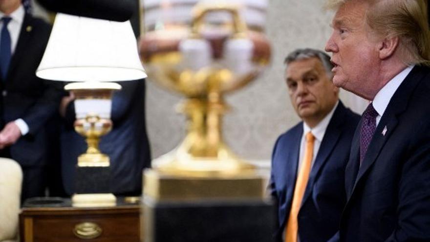 Viktor Orban escucha a Donald Trump