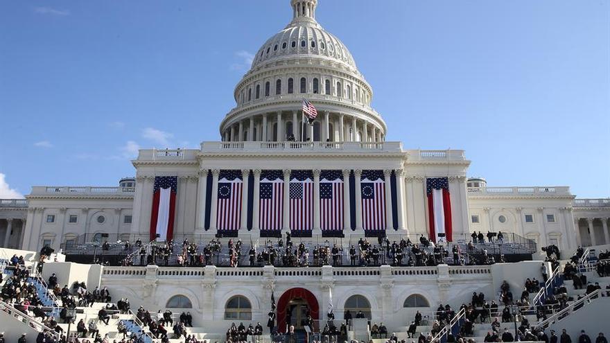 Vista del Capitolio adornado para la investidura de Joe Biden como el 46 presidente de Estados Unidos.