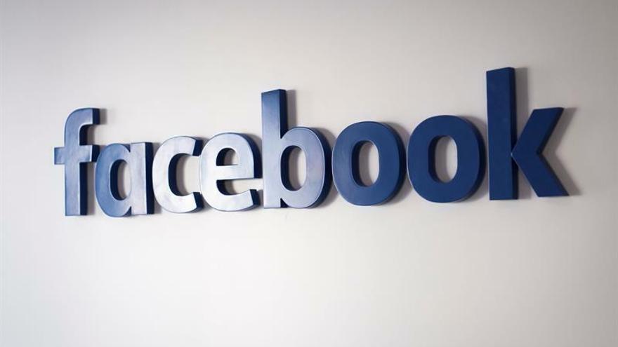 Vista del logo de la red social Facebook.