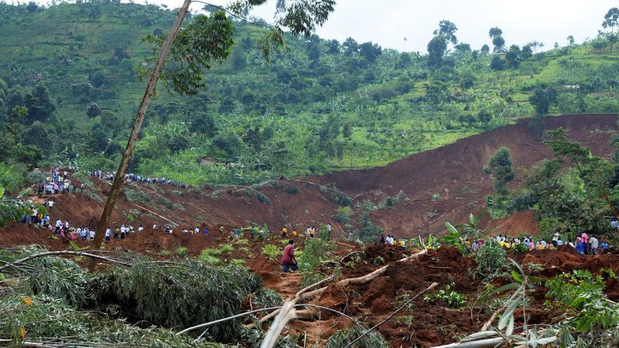 Personal de rescate buscan los cuerpos de las personas desaparecidas en un deslizamiento de tierra en el distrito de Bududa, Uganda, en una foto de archivo del 26 de junio de 2012