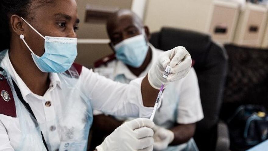 Personal sanitario vacuna a un adulto en Sudáfrica