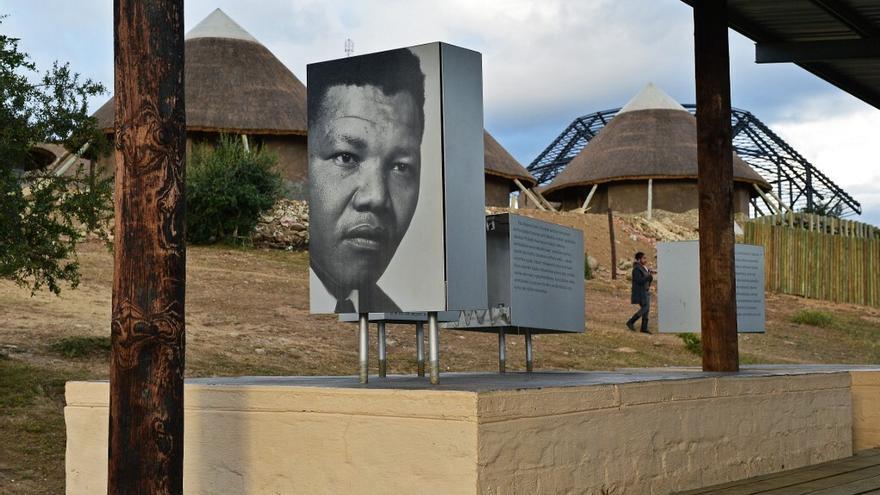 Un rayo destruye un edificio en el pueblo natal de Nelson Mandela, en Sudáfrica.