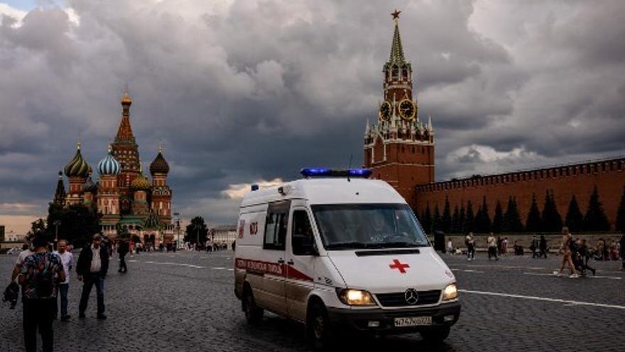 Una ambulancia circula en el centro histórico de Moscú